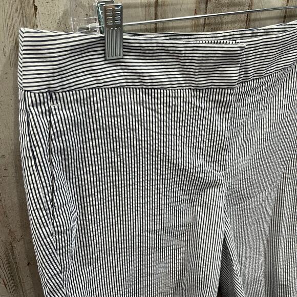 Ann Taylor Blue Seersucker Kate Boardwalk Bermuda Shorts Women’s Size 8 - Picture 2 of 9